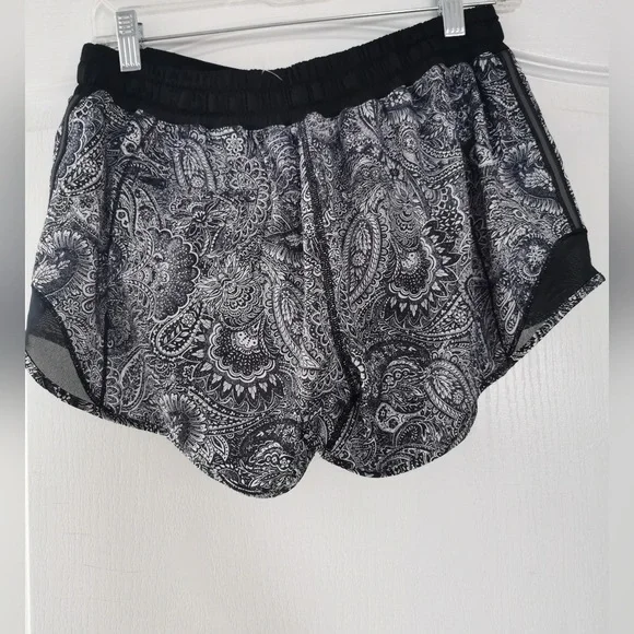 Lululemon Hotty Hot Short (Long)Mini Antique Paisley White Black / Black size 8 - Picture 7 of 10